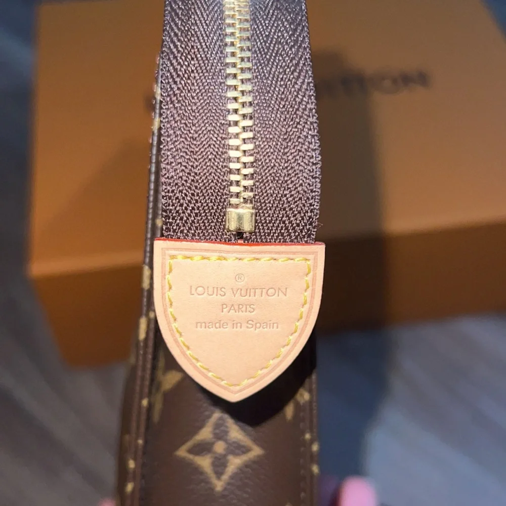 Louis Vuitton toiletry 26 in monogram